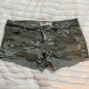 LEI Women's Green Camouflage Cargo Shorts